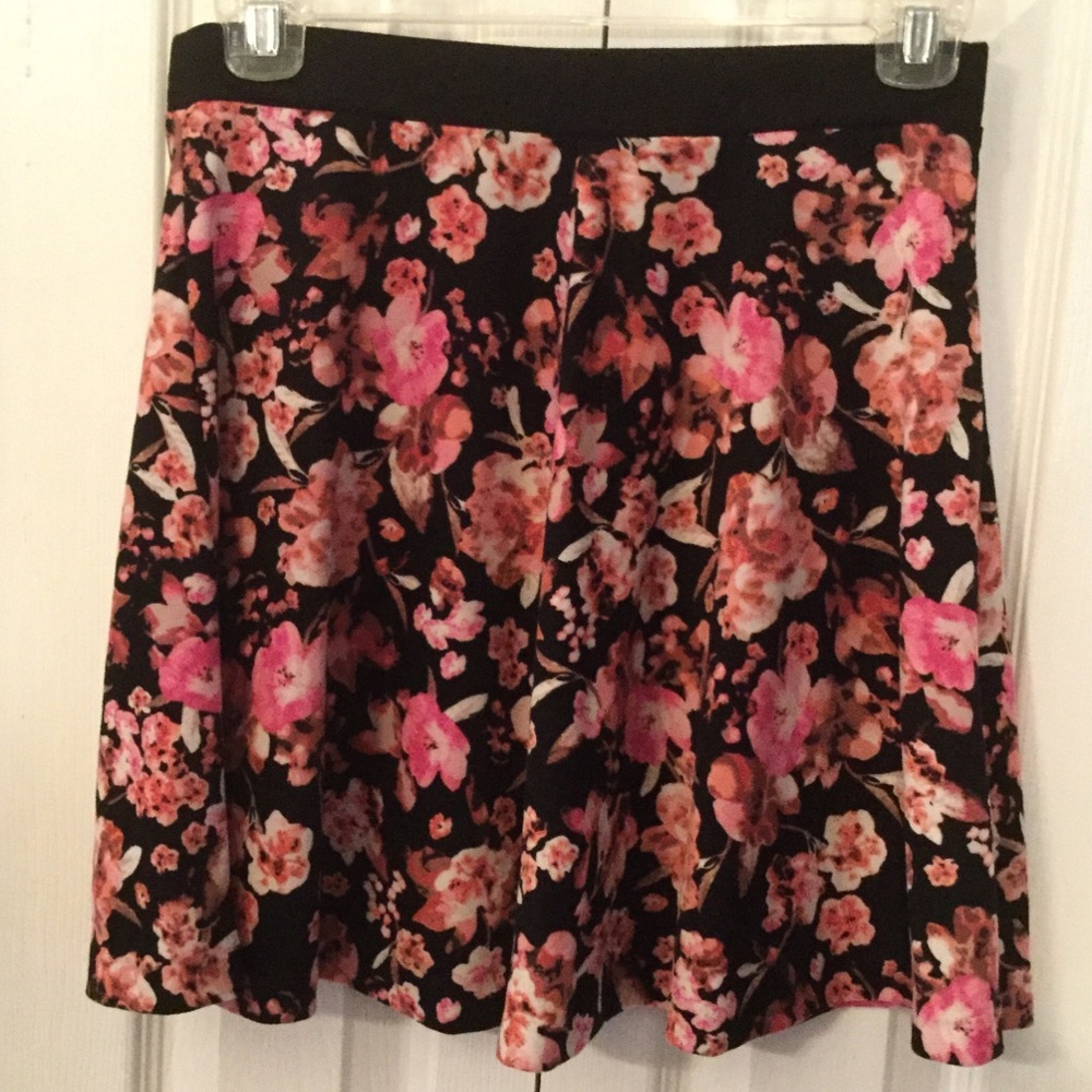 H&M Black Skater Skirt With Pink Roses - Picture 3 of 4